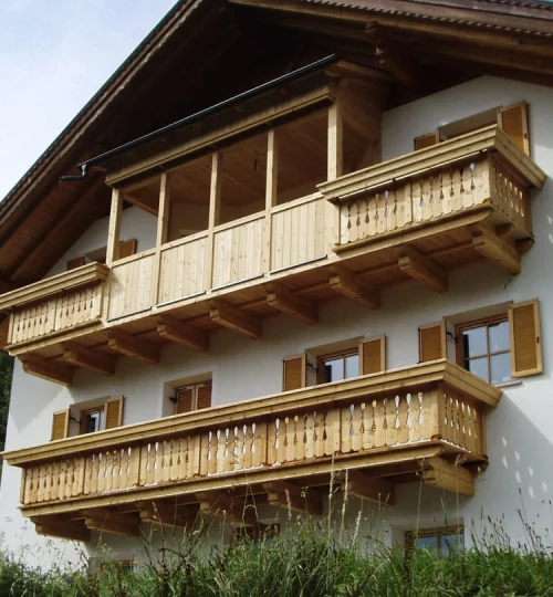 Balkon mit Blumentopfhalter