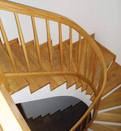 Eine Halbgewendelte Treppe mit gebogenem Handlauf