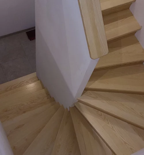 Holzstufen auf Stahlbetontreppe