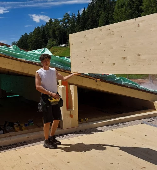 Arbeiter beim stellen einer Pfette