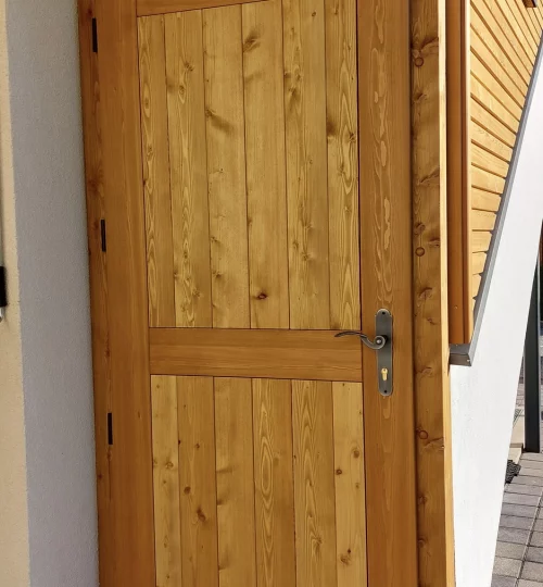 Eine Nebentür aus Lärchenholz