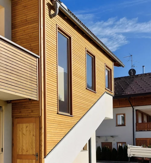 Eine Verkleidung aus Lärchenholz mit Fenstern für Licht im Inneren