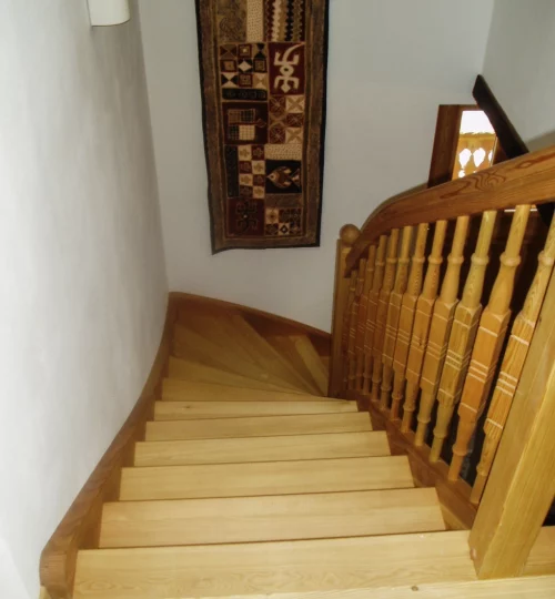 Eine viertelgewendelte Treppe