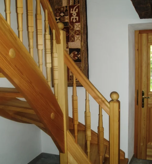 Eine viertelgewendelte Treppe