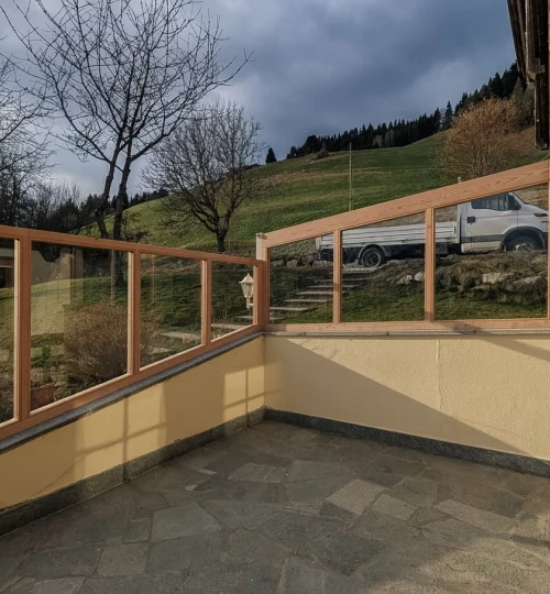 Windschutzwand mit Fixverglasung aus Lärchenholz